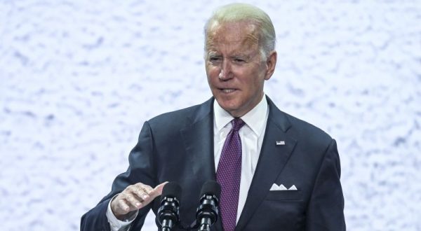 I paracadutisti arrivano a Kharkiv. Biden “Putin pagherà un prezzo alto”