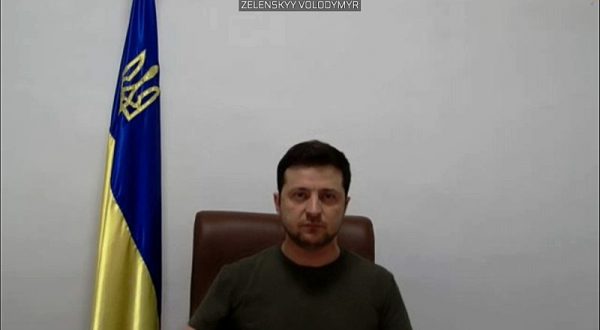 Zelensky: “Continuiamo a combattere, russi pronti a bombardare Odessa”