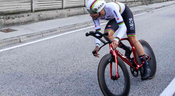 Tirreno-Adriatico, Ganna vince crono ed è prima maglia azzurra