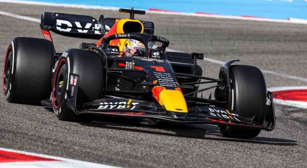 Verstappen e Leclerc fanno il vuoto nelle libere in Bahrain