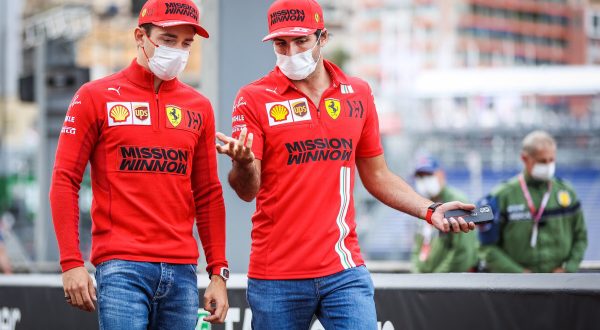 Leclerc in pole al Gp del Bahrain, preceduti Verstappen e Sainz