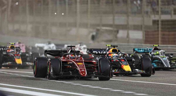 Doppietta Ferrari in Bahrain, Leclerc vince davanti a Sainz