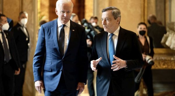 Ucraina, Draghi sente Biden e i leader europei “Coordinare gli sforzi”