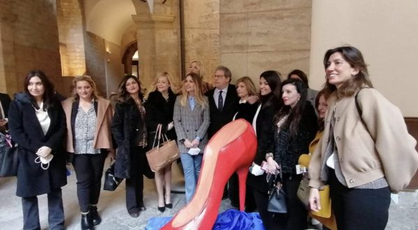 Scarpa rossa contro la violenza sulle donne al Palazzo dei Normanni a Palermo