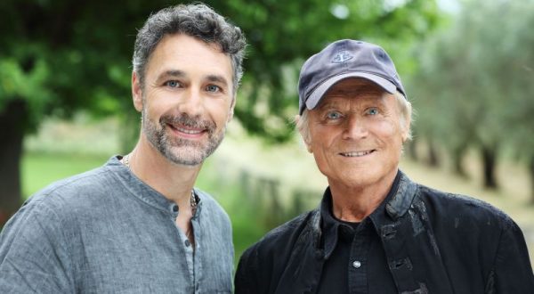 Torna Don Matteo, Terence Hill passa il testimone a Raoul Bova