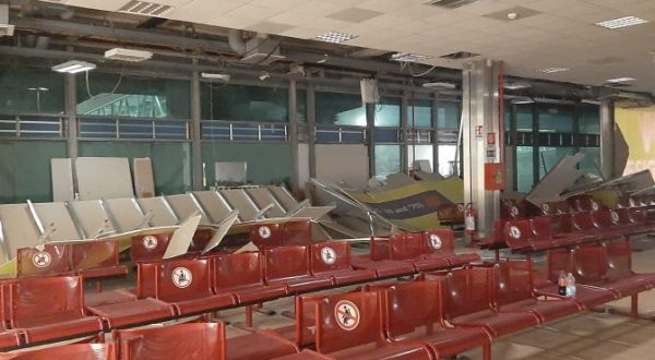 Forte vento a Palermo, paura e danni. Cede una parete dell’aeroporto