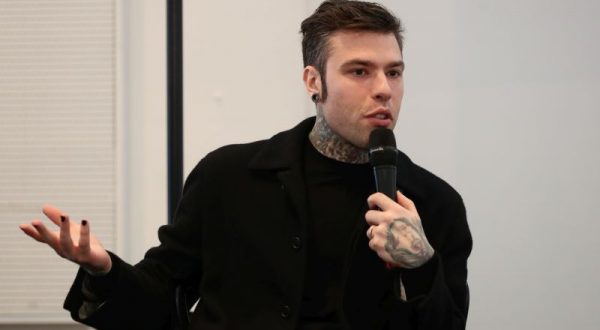 Fedez lascia l’ospedale dopo l’intervento per raro tumore al pancreas