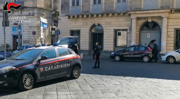 Chiede denaro per comprare la droga, arrestato nel catanese