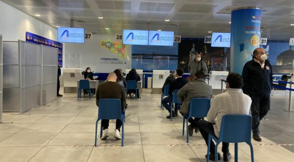 Aeroporto di Palermo, vaccini contro il Covid per i profughi ucraini