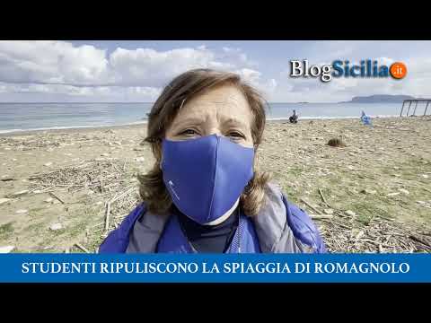 Gli alunni del Gioeni Trabia ripuliscono la spiaggia di Romagnolo