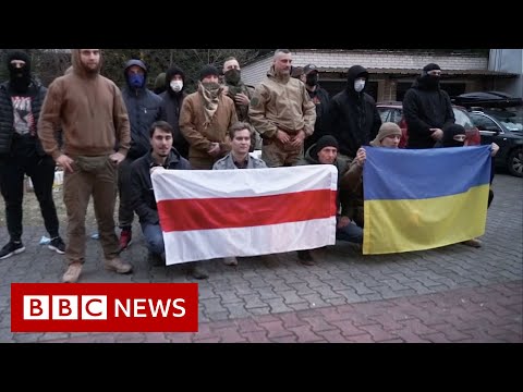 Belarus rebels fight for Ukraine against Russia – BBC News