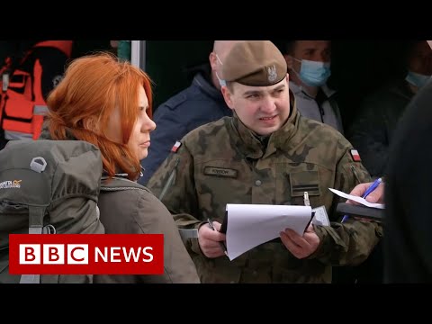 Polish citizens join army in response to Russian invasion of Ukraine – BBC News