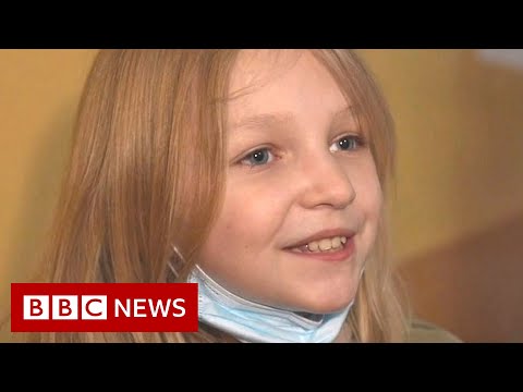 Ukrainian refugee makes new best friend at school in Poland – BBC News