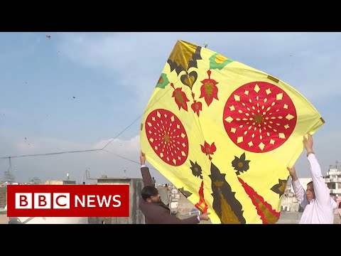 Hundreds defy banned Pakistan kite flying festival – BBC News