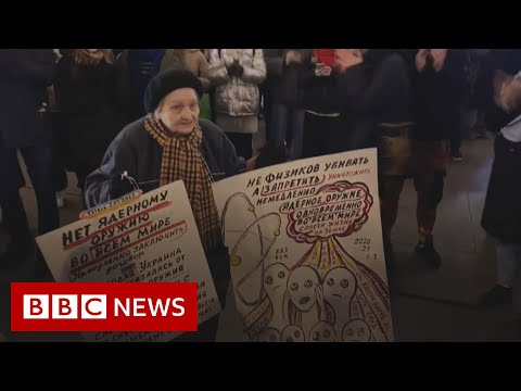 Pensioner arrested at anti-war protest in Russia – BBC News