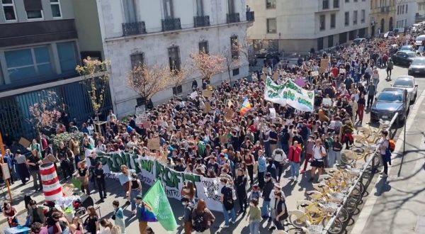 Studenti in piazza a Milano contro la guerra