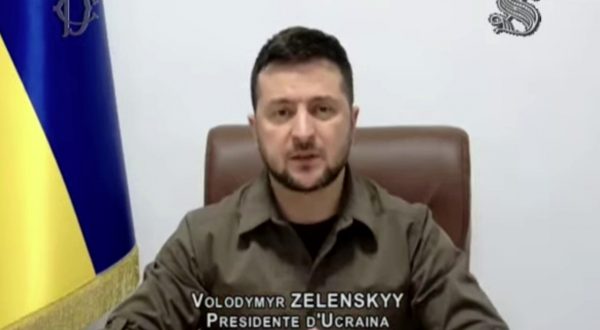 Zelensky al Parlamento italiano: “Immaginate Genova come Mariupol”