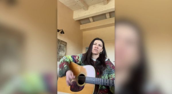 Elisa canta “Zombie” per i ragazzi russi arrestati perché protestavano