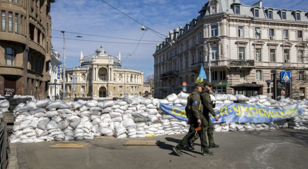 Odessa sotto attacco, Zelensky “Mosca vuole il Donbass e il Sud”