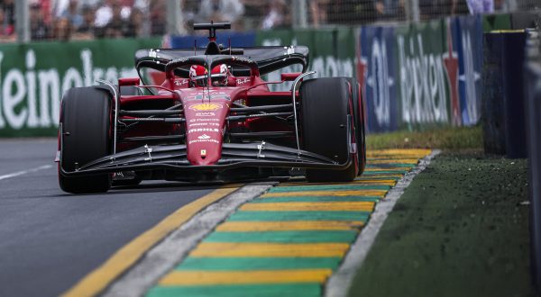 La Ferrari di Leclerc conquista la pole in Australia