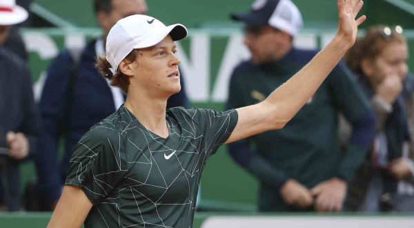 Sinner rimonta Rublev e approda ai quarti a Montecarlo