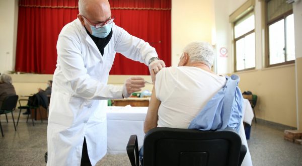 Covid, al via in Sicilia prenotazioni della 4^ dose di vaccino per over 80