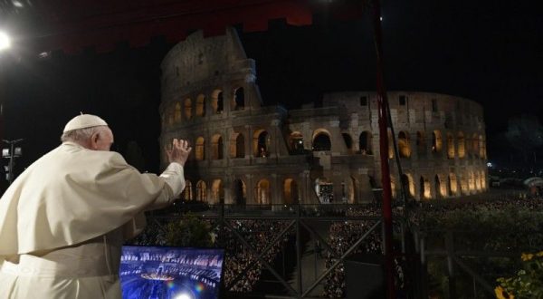 Papa Francesco per Via Crucis al Colosseo