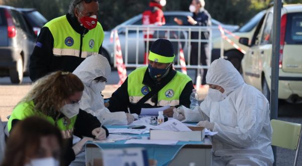 Covid, i nuovi casi sfiorano quota 100mila