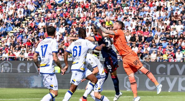 Il Verona vince a Cagliari e mette in crisi i sardi