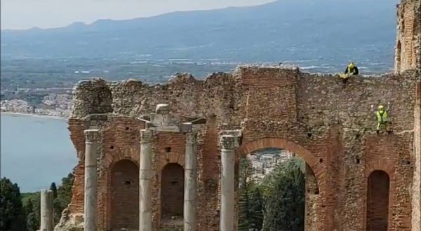 Rocciatori scalano il Teatro Antico di Taormina per ripulirlo