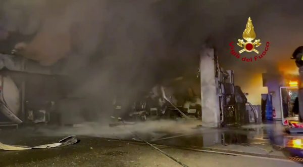 Incendio in un distributore di carburante a Cagliari