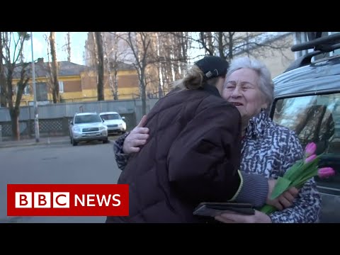 Ukrainian volunteers provide urgent care for elderly – BBC News