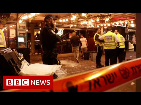 Palestinian gunman killed in Israel after deadly attack at Tel Aviv bar – BBC News