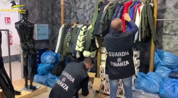 Sequestrati 38 mila capi contraffatti in Brianza, una denuncia