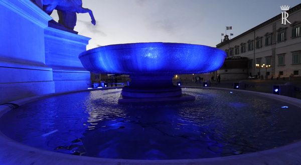 La fontana dei Dioscuri illuminata di blu per la Giornata dell’Autismo