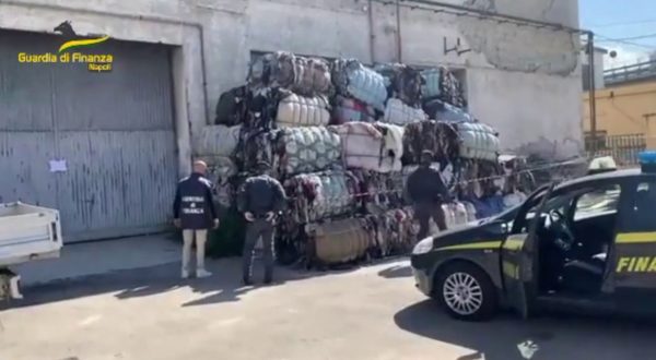 A Napoli sequestrate 1300 tonnellate di abiti usati