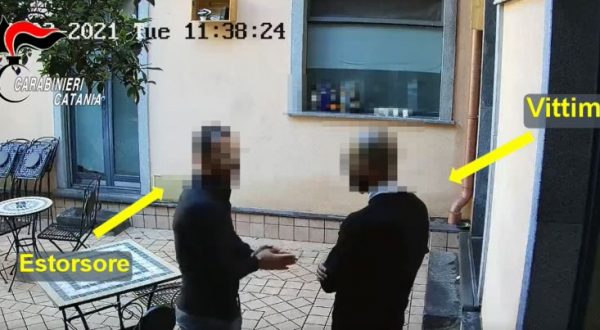 Estorsione al titolare di un bar-ristorante, un arresto nel Catanese