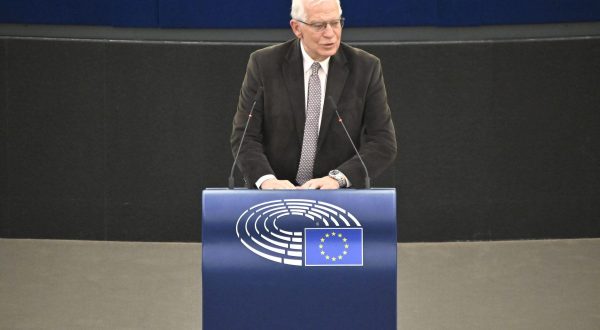 Ue, Borrell “Lavoriamo per lo stop alle importazioni di petrolio russo”