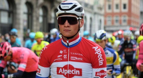 Van der Poel è la prima maglia rosa del Giro