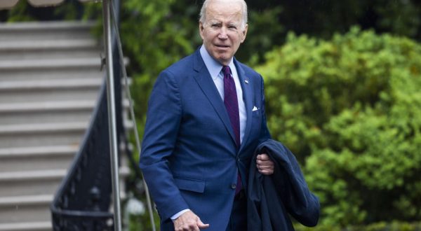 Ucraina, Biden annuncia altri aiuti, prosegue evacuazione da Mariupol