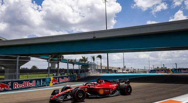 Prima fila Ferrari a Miami: pole Leclerc davanti a Sainz