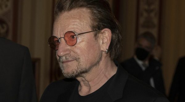 Bono suona a sorpresa nella metropolitana di Kiev