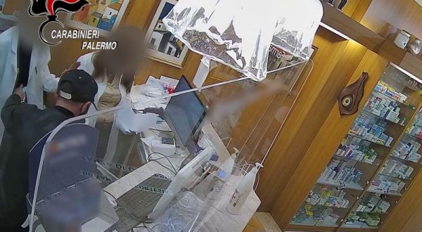 Rapine nelle farmacie del centro, due arresti a Palermo