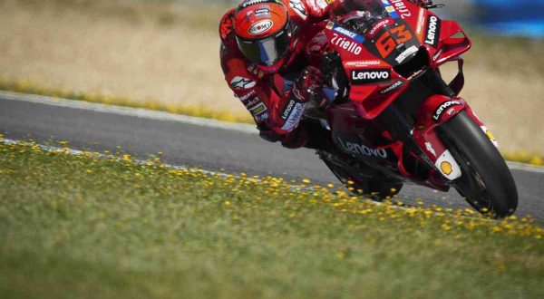 Doppietta Ducati a Le Mans, pole Bagnaia davanti a Miller