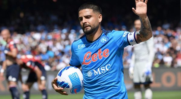 Il Napoli piega 3-0 il Genoa e saluta Insigne