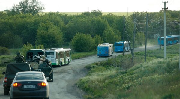 Prosegue l’evacuazione dei feriti dall’acciaieria Azovstal