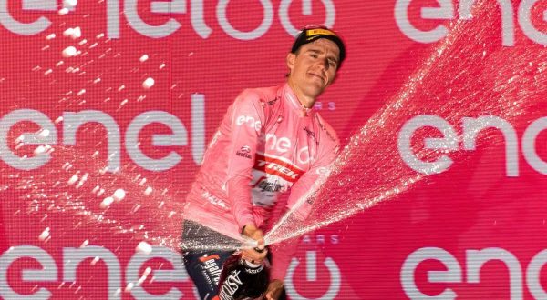 Dainese vince l’11^ tappa del Giro, Lopez resta in rosa