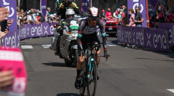 Simon Yates vince 14^ tappa a Torino, Carapaz maglia rosa