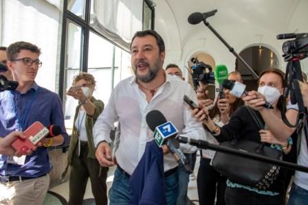 Lega, Salvini “Se volete far politica senza attacchi fate tessera Pd”