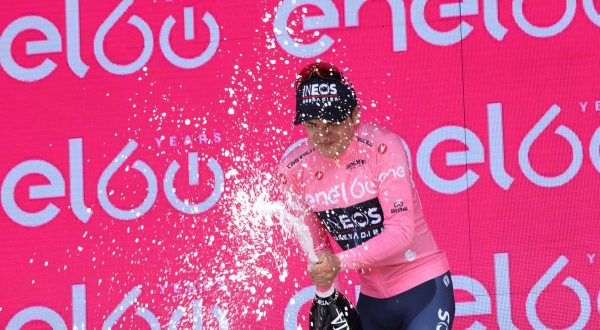 Hirt vince all’Aprica, Carapaz mantiene la maglia rosa